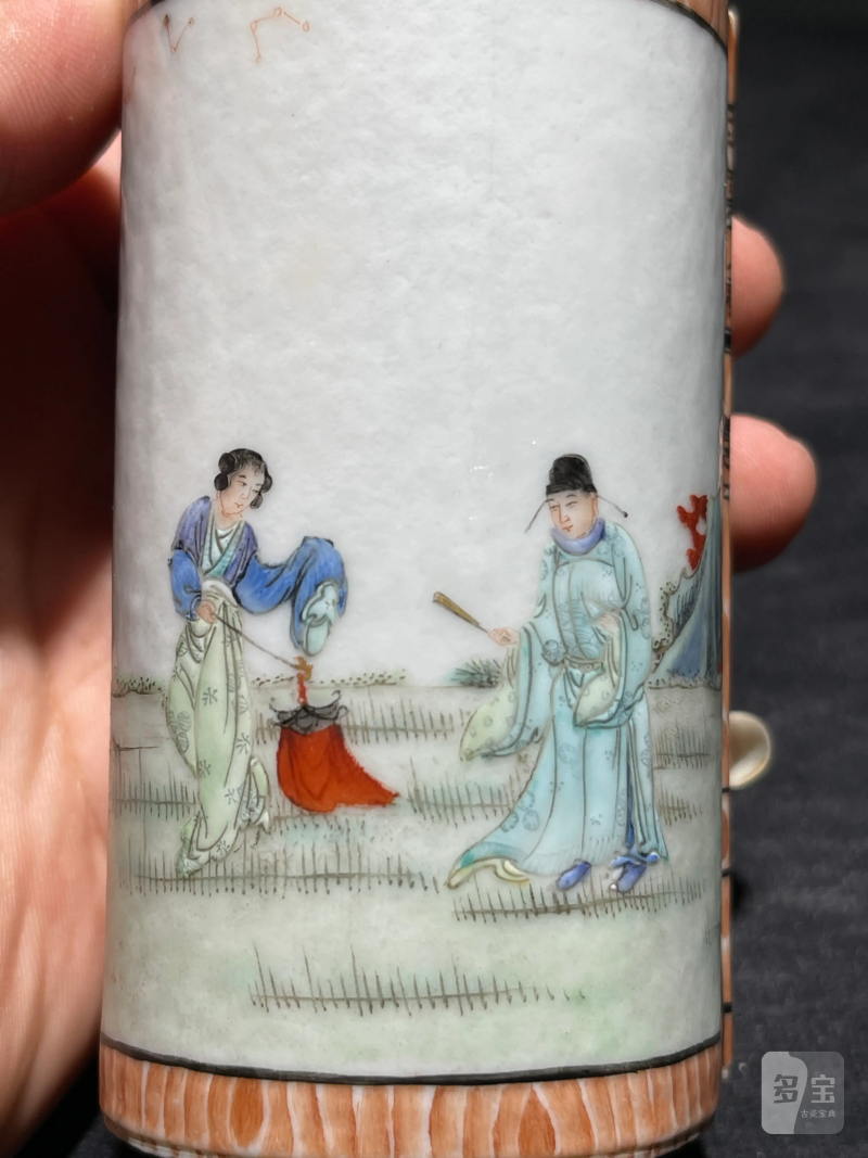 民国 “彤云山房”款粉彩人物纹书卷形笔筒 - 图7